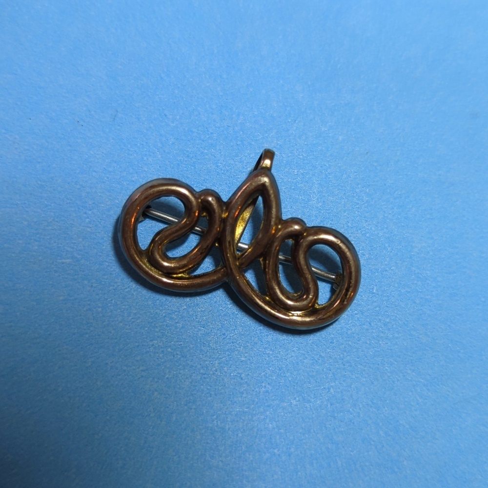 Goldtone Brooch Insignia Celtic delicate feminine 1"